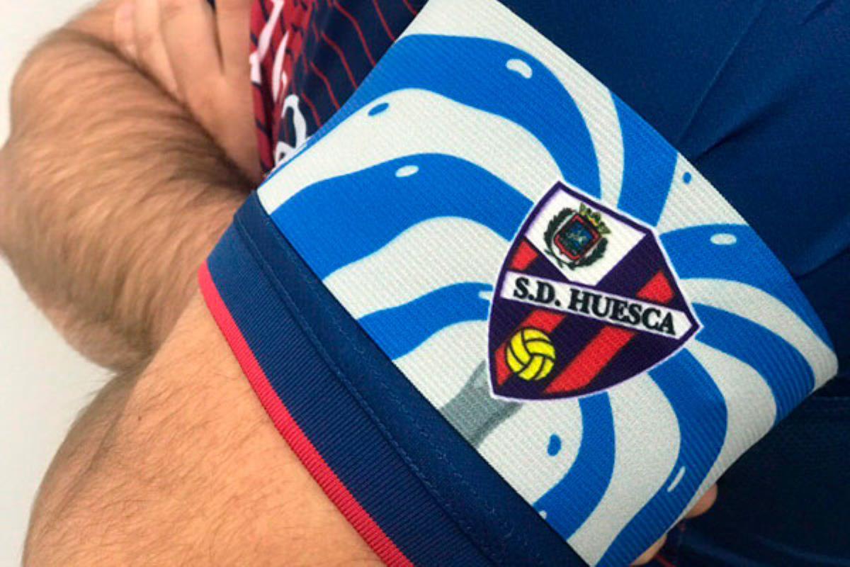 El equipo visitante, personaliza el brazalete de capitán en cada partido que juega fuera de casa