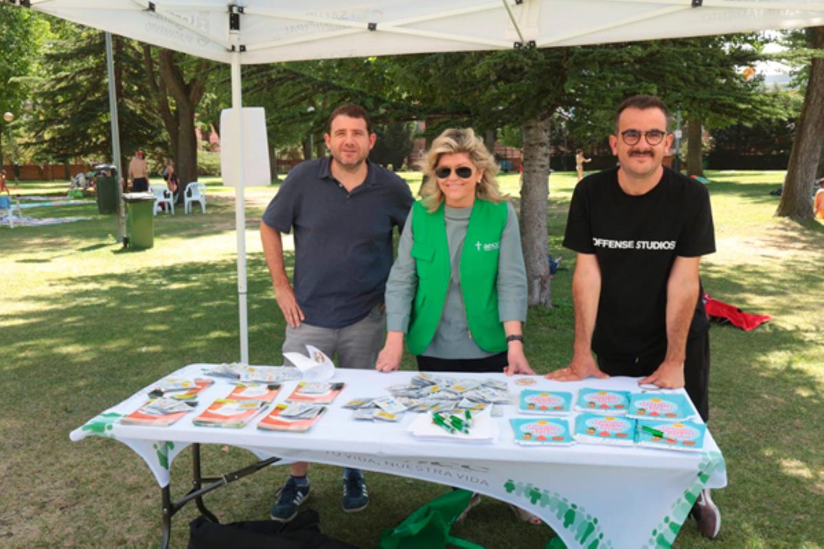 La AECC estuvo en la piscina de El Carrascal de Leganés, para promover su campaña de protección solar