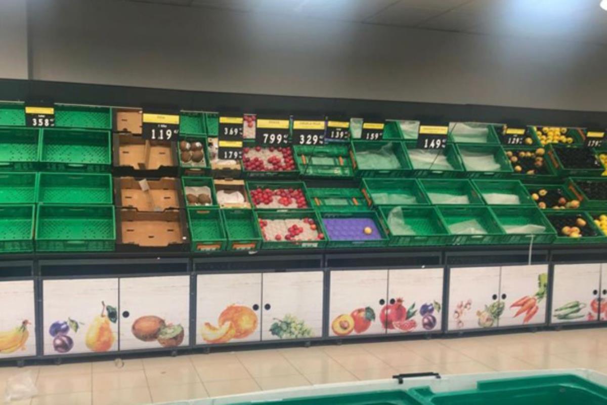 Largas colas y estantes desiertos ante el temor de una posible cuarentena general
