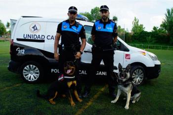Iñaki García, uno de los agentes de la Unidad Canina de la Policía Local, nos cuenta los beneficios de este servicio que ha incorporado, recientemente, a Kira en sus filas
