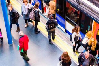 Asociaciones y colectivos instan a la Comunidad a incluir la parada del Puente de Praga en la ampliación