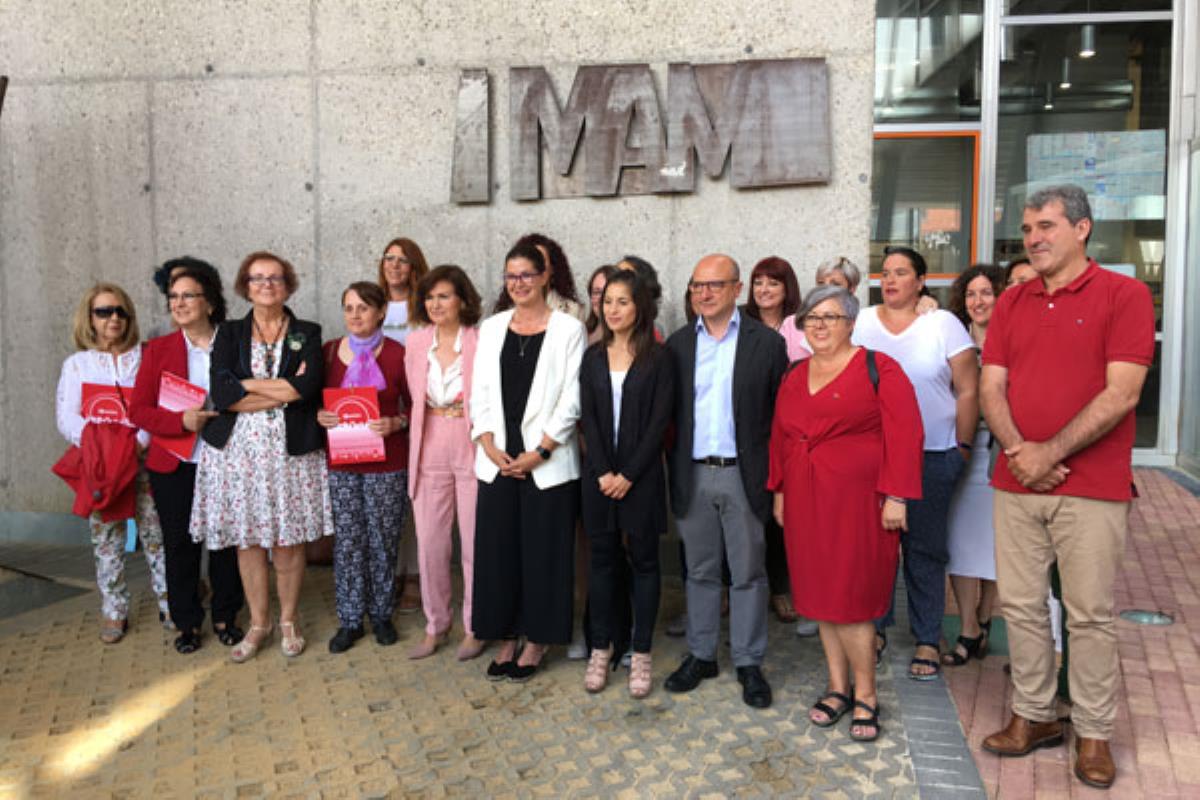 La vicepresidenta del Gobierno ha visitado el centro de Igualdad como muestra de apoyo a la labor realizada