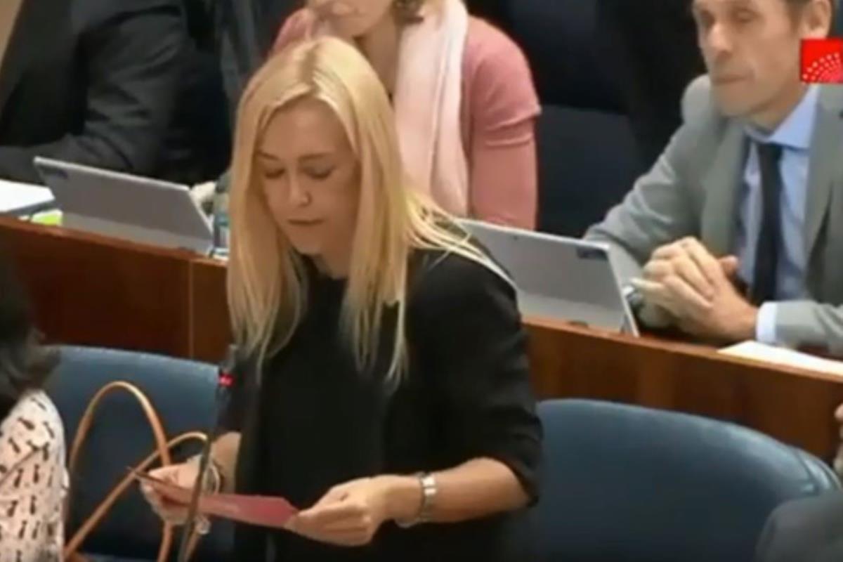 La diputada socialista ha expuesto "la necesidad de que terminen las obras en el colegio"