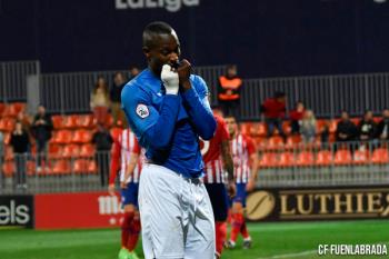 El delantero y máximo goleador fuenlabreño sufre una rotura del tendón cuadricipital de su muslo izquierdo