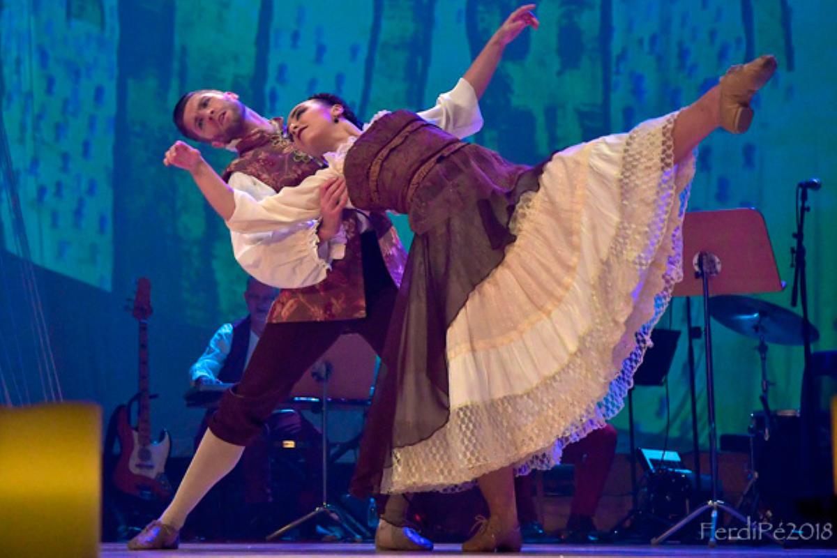 El espectáculo familiar se asienta en el Teatro Salón Cervantes este 24 de febrero para llenarlo de música, danza y diversión