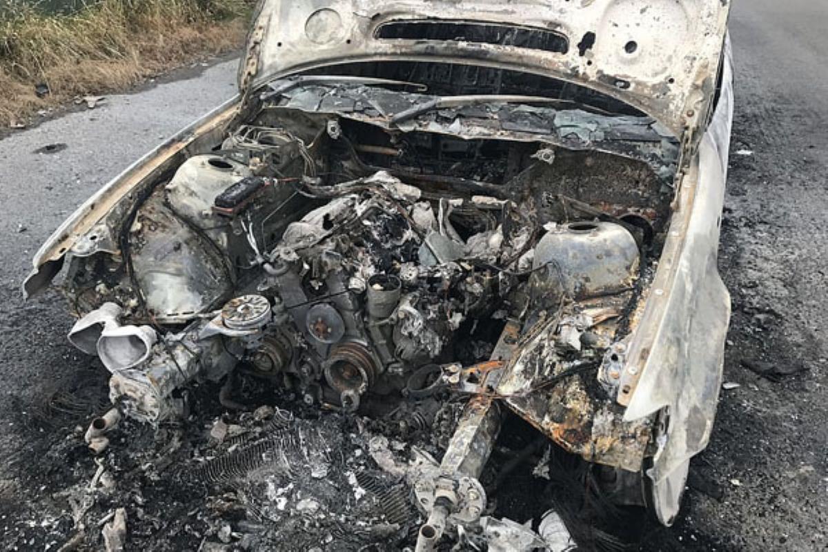 Un antiguo concesionario de coches se encuentra actualmente en ruinas y con los vehículos completamente calcinados
