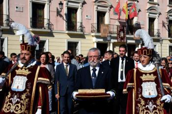 Alcalá de Henares celebra su tradicional Procesión Cívica con la partida de bautismo de Cervantes 