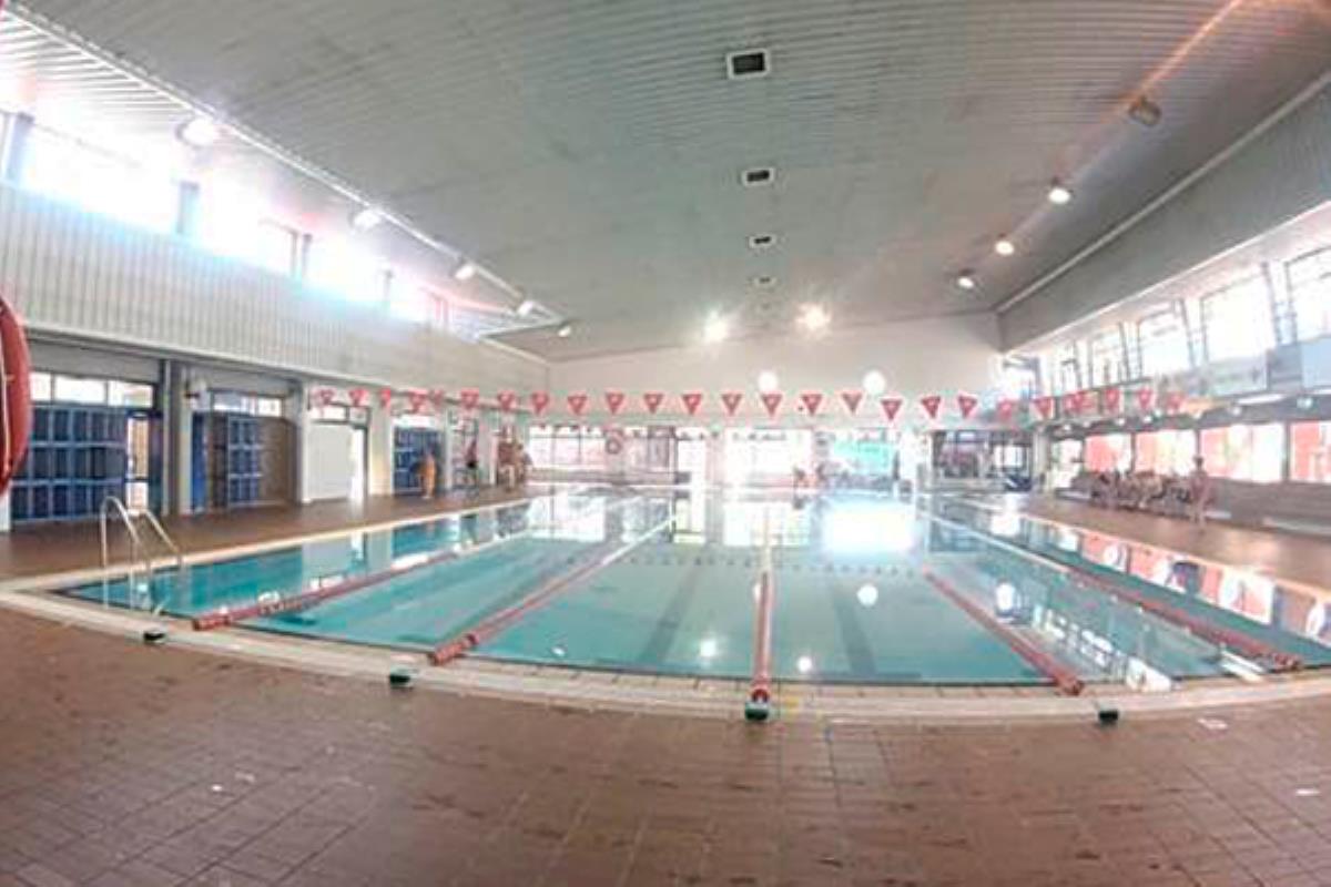 El alcalde, Javier Ayala, se alegra del inicio de las obras en la piscina municipal