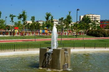 Se procederá  al rediseño de jardines, instalación de riego eficiente y se mejorarán las zonas peatonales