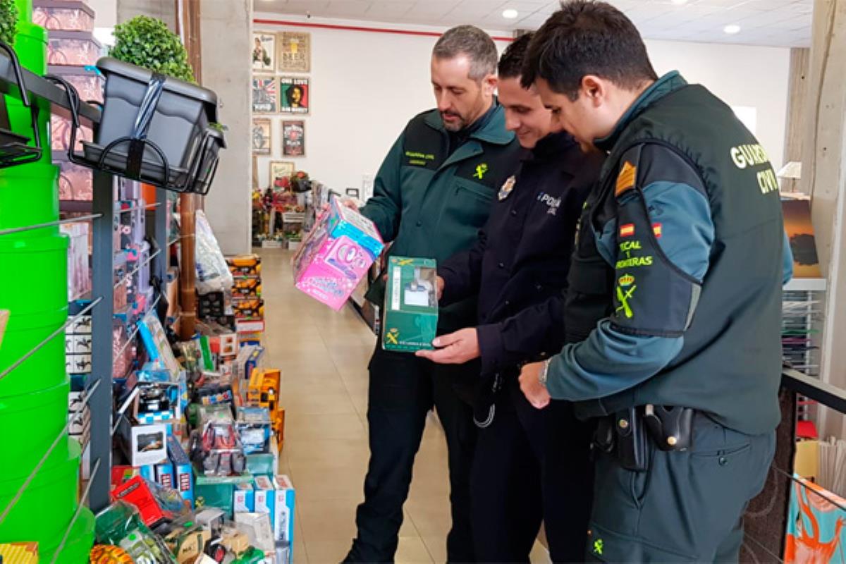 La Policía Local y la Guardia Civil de nuestro municipio vigilan la venta de juguetes y pirotecnia estas Navidades