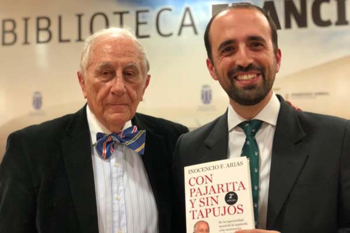Inocencio Arias presentó su libro 'Con pajarita y sin tapujos' en este acto organizado por el ayuntamiento
