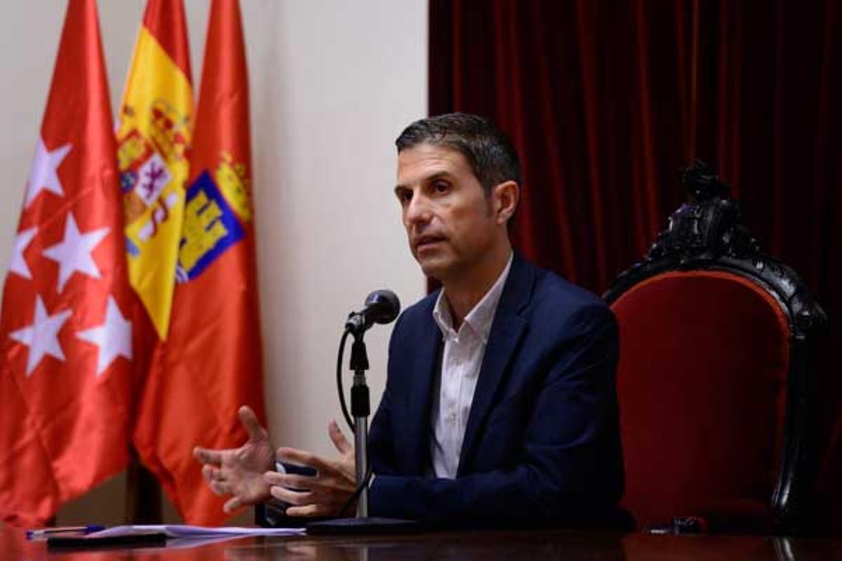 El alcalde complutense, Javier Rodríguez Palacios, anuncia las nuevas responsabilidades de los concejales socialistas