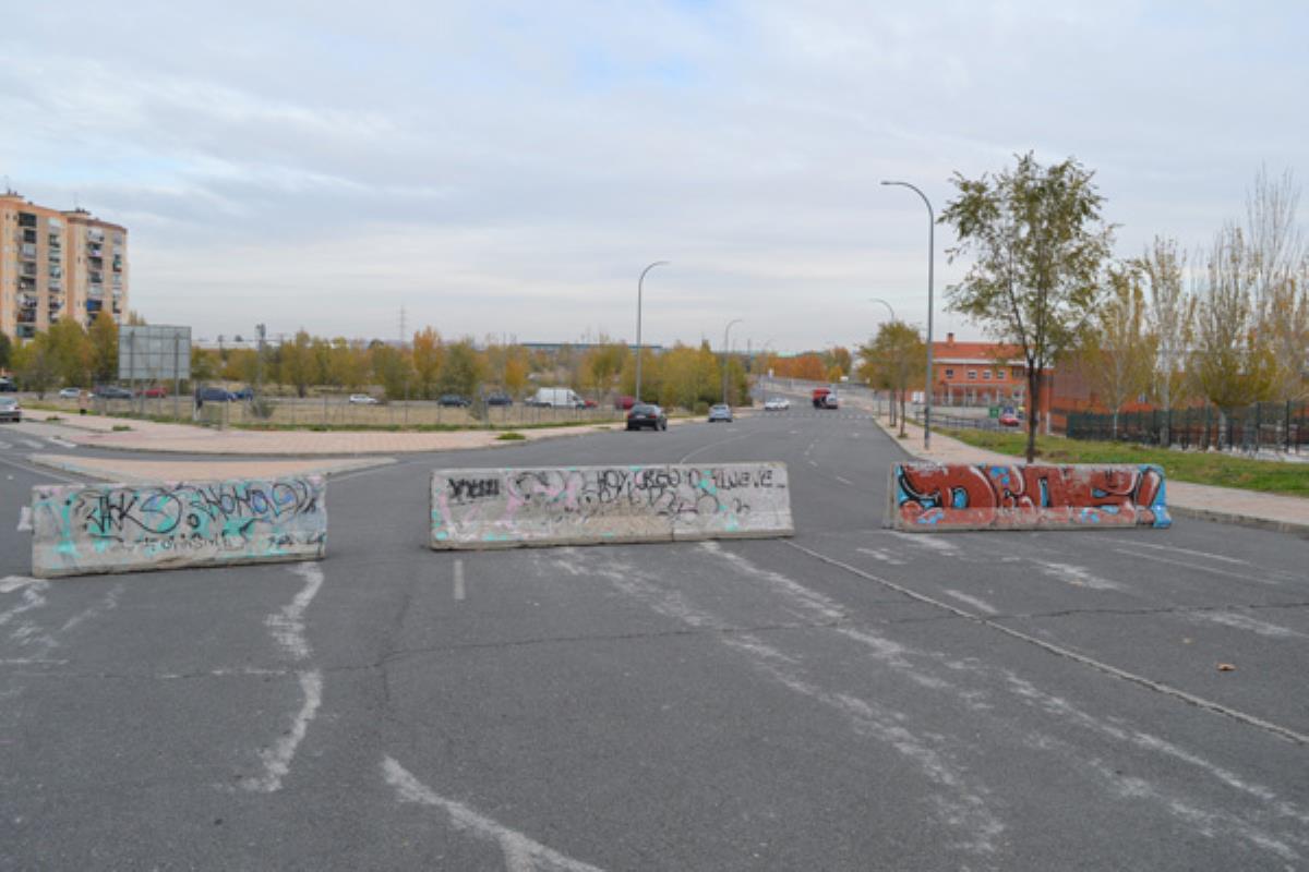Los vehículos circulaban a gran velocidad por esta calle transitada por escolares