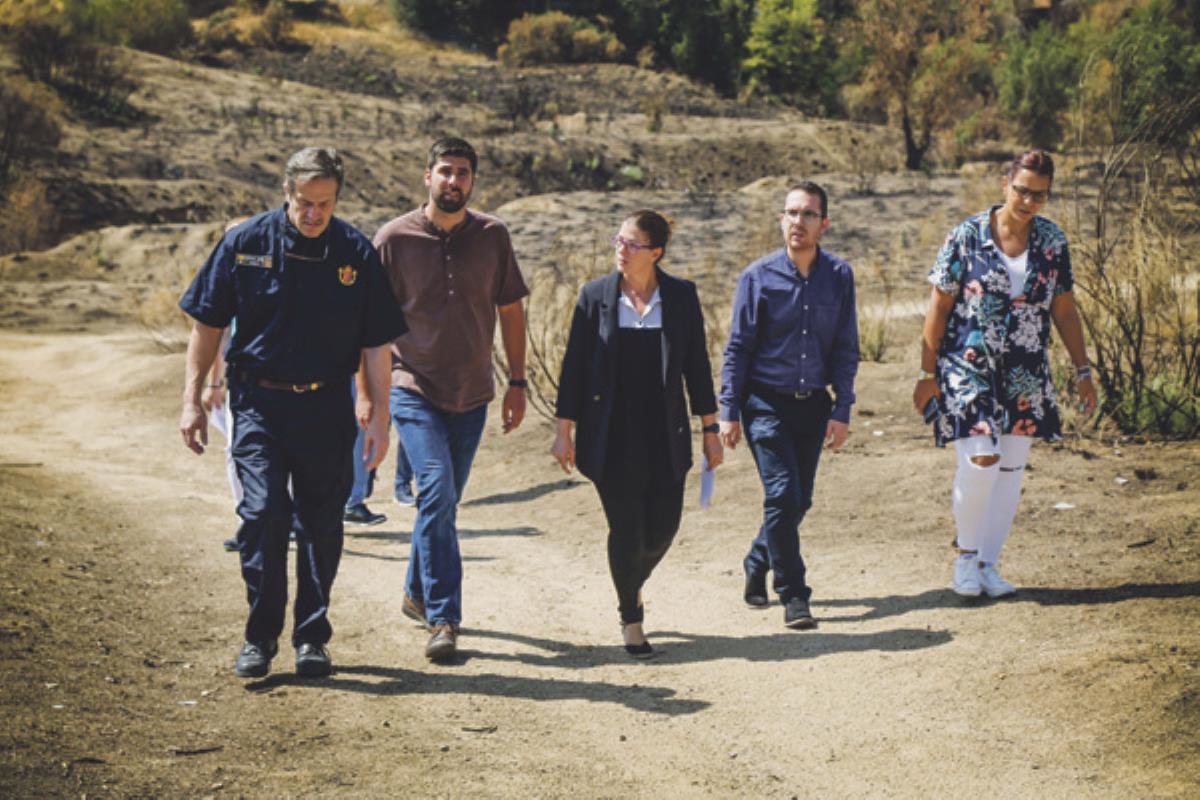 La zona alcanza los 20 metros de extensión, donde ya se está llevando a cabo el desbroce del terreno, el tratamiento de la parte colindante a las viviendas y la retirada de restos de vegetación quemada