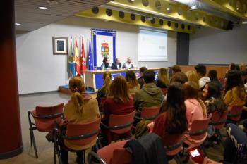 El Salón de Actos del Ayuntamiento se ha llenado de estudiantes en conmemoración del día de los Derechos Humanos