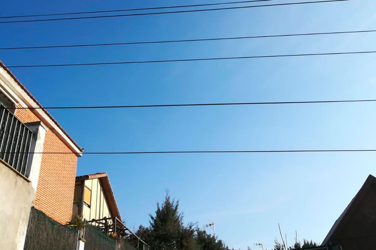 Aseguran que se encuentra a "muy poca altura" y atraviesa las parcelas de algunas viviendas