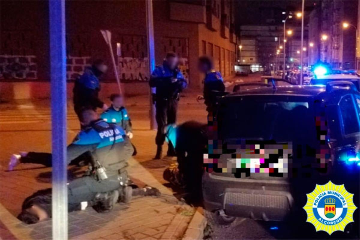 Tres individuos se saltaron un control rutinario y fueron perseguidos hasta la avenida de la Aviación