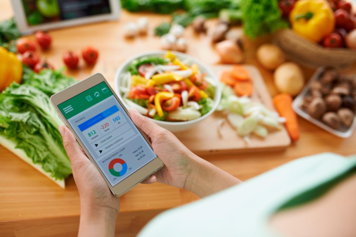 Hacer dieta, ahora con tu móvil, te va a costar mucho menos. El mejor nutricionista está en tu smartphone. Imagen: Dragon Images (Shutterstock)