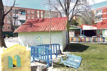 Varias asociaciones reclaman al Ayuntamiento el desmantelamiento de edificios con este componente, prohibido en España desde 2001