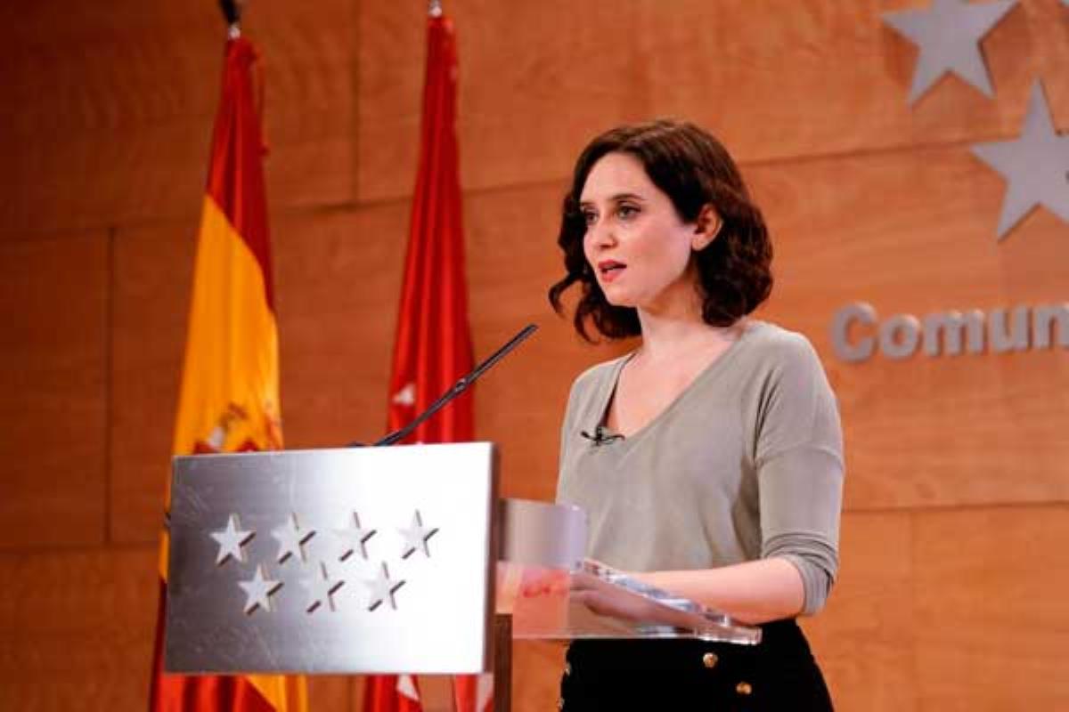 La presidenta de la Comunidad de Madrid lo ha anunciado desde su casa a través de Twitter
