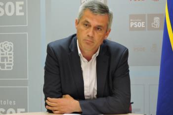 Abandona, también, la secretaría del PSOE, pero mantiene su cargo como senador