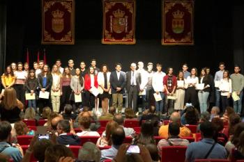 34 alumnos de la ciudad reciben diplomas de excelencia 