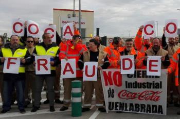 Los trabajadores participaron en una manifestación frente a la catedral de Cuenca el día de la boda del empresario