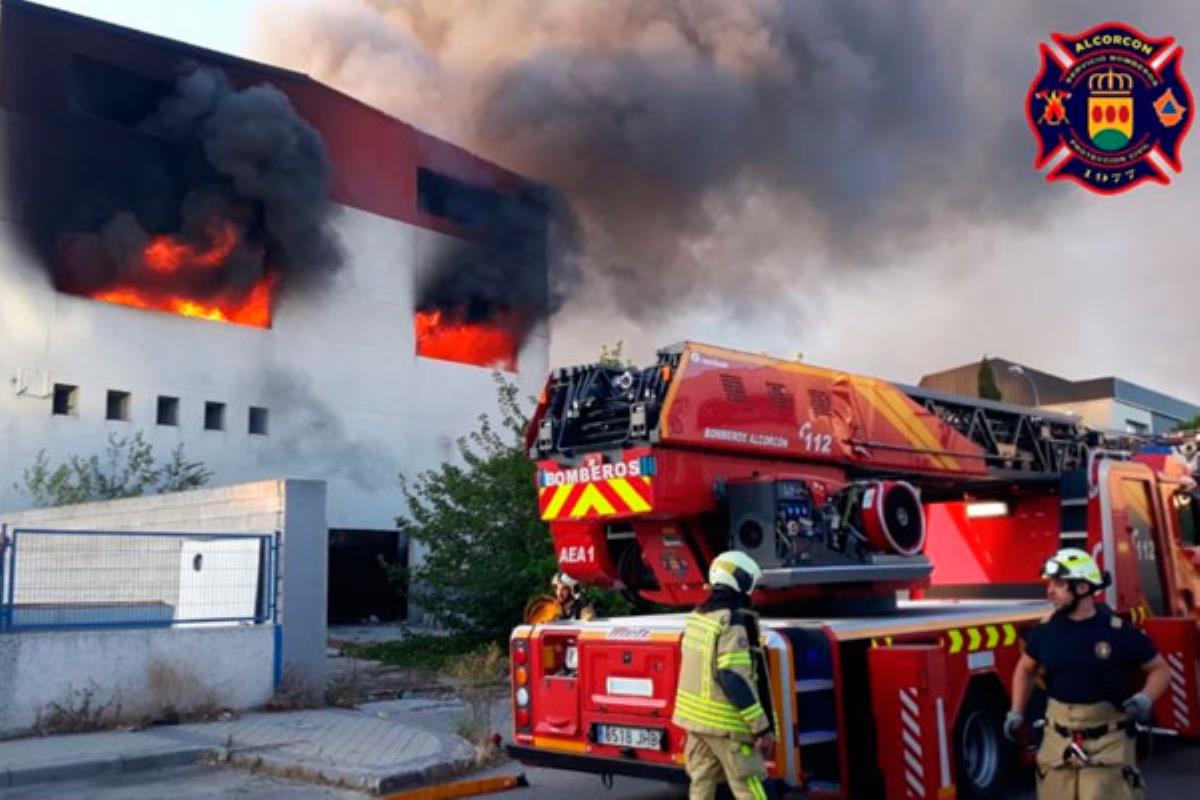 Calcinada una nave industrial del polígono Urtinsa tras un aparatoso incendio en la calle Yunque