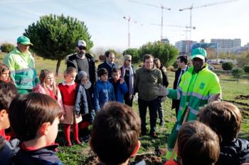 El alcalde de Madrid ha asistido a la plantación en el parque forestal Valdebebas-Felipe VI
