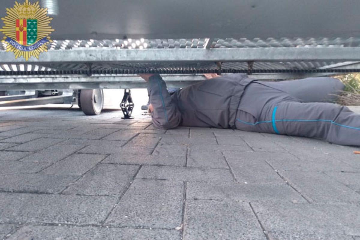 El trabajador quedó atrapado bajo una puerta metálica de 1.600 kilos