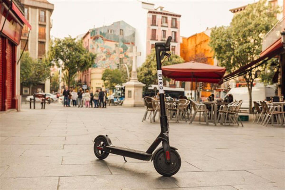 Las empresas de patinetes se doblegan ante las imposiciones del consistorio capitalino