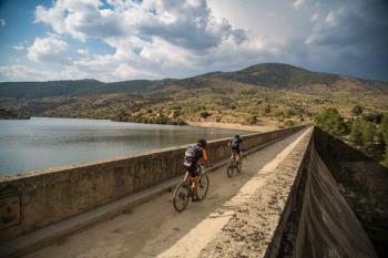 Cuatro policías locales del Grupo Luna de Alcobendas recorrerán más de 770 kilómetros, sin parar, subidos en una bicicleta 