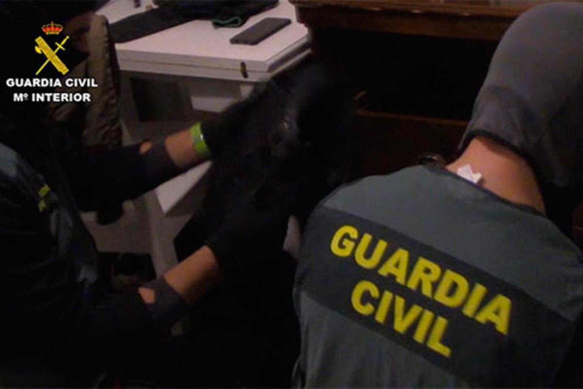 La Guardia Civil ha dado con los tres autores de los delitos, que han sido puestos a disposición judicial