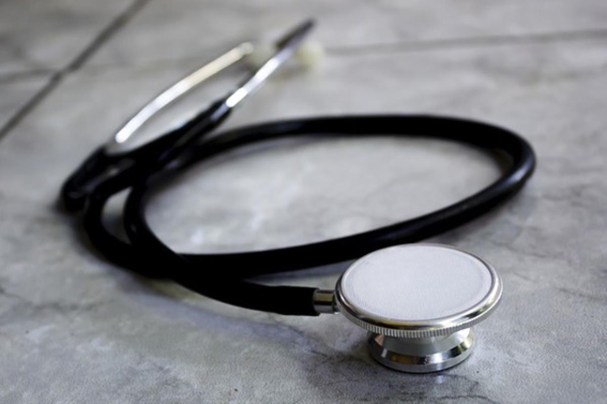 Blanco se hace pasar por enfermero en diferentes centros