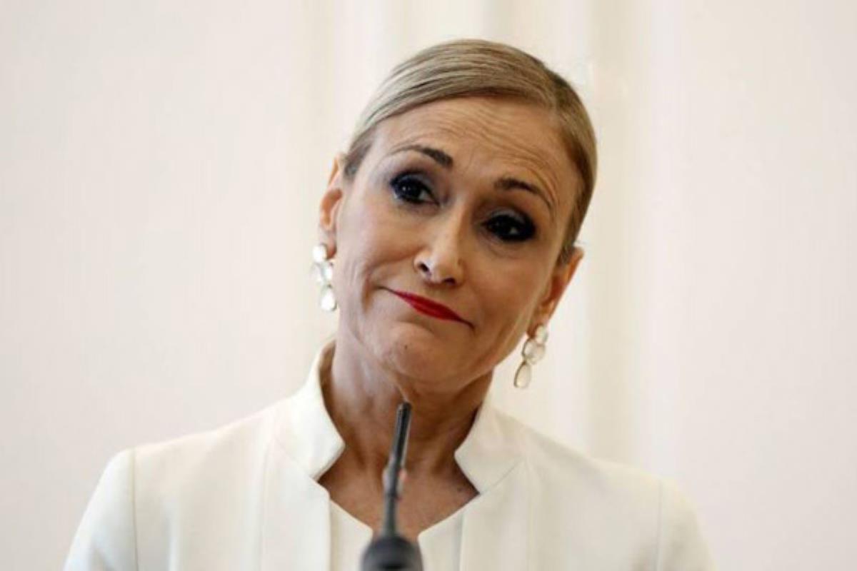 La presidenta de la Comunidad de Madrid comparece ante la prensa y se despide del cargo visiblemente emocionada