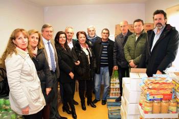 Las cuatro Hermandades de Villaviciosa han donado productos no perecederos por un importe de mil euros