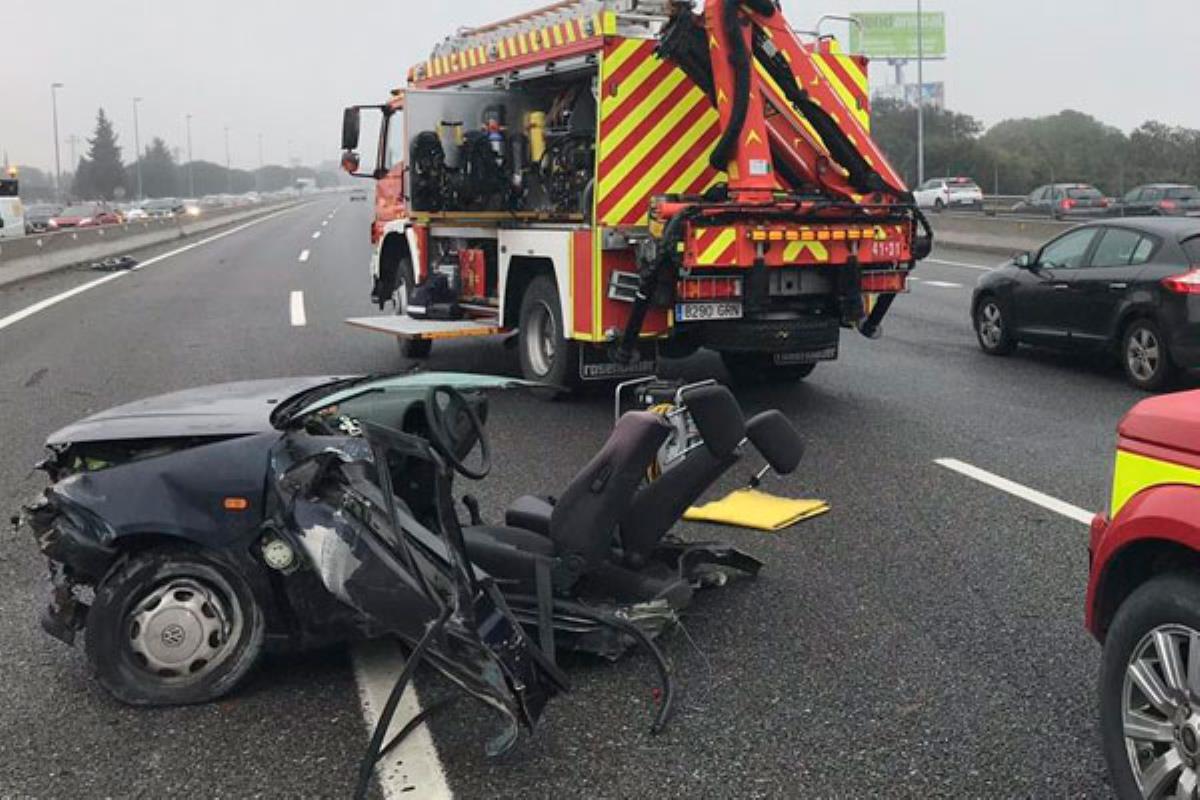 El conductor perdió el control del vehículo e impactó contra un pilar de señalización dividiendo el automóvil en dos partes
