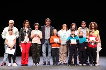 El alcalde hace entrega de los premios a los participantes en el Teatro Josep Carreras