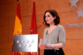 La presidenta de la Comunidad de Madrid lo ha anunciado desde su casa a través de Twitter
