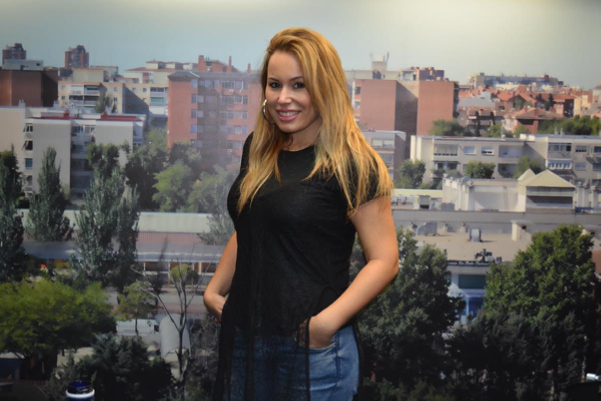 La isleña aterriza en nuestro programa para presentar su último trabajo, 'Boca loca'