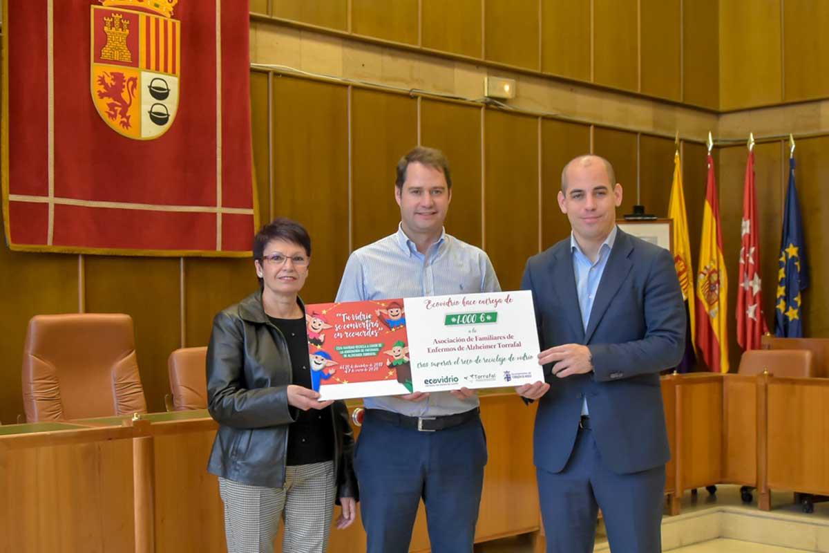 La entidad ha recibido el cheque por la campaña de reciclaje de vidrio puesta en marcha durante las Mágicas Navidades