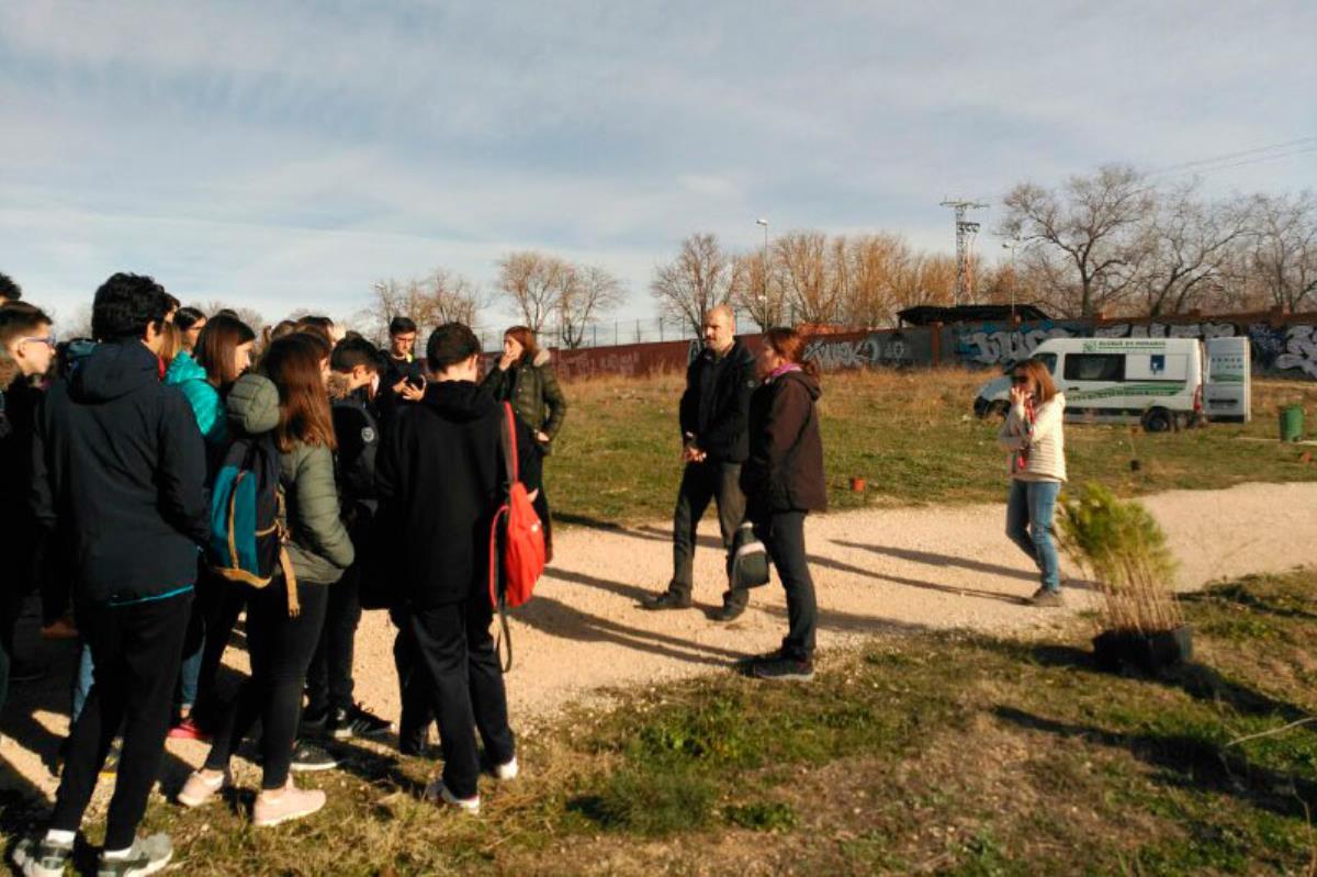 Los alumnos del IES Ignacio Ellacuría se suman al programa de plantaciones