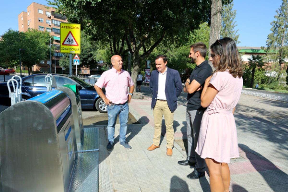 El municipio de Coslada está renovando los contenedores soterrados de papel, cartón y vidrio