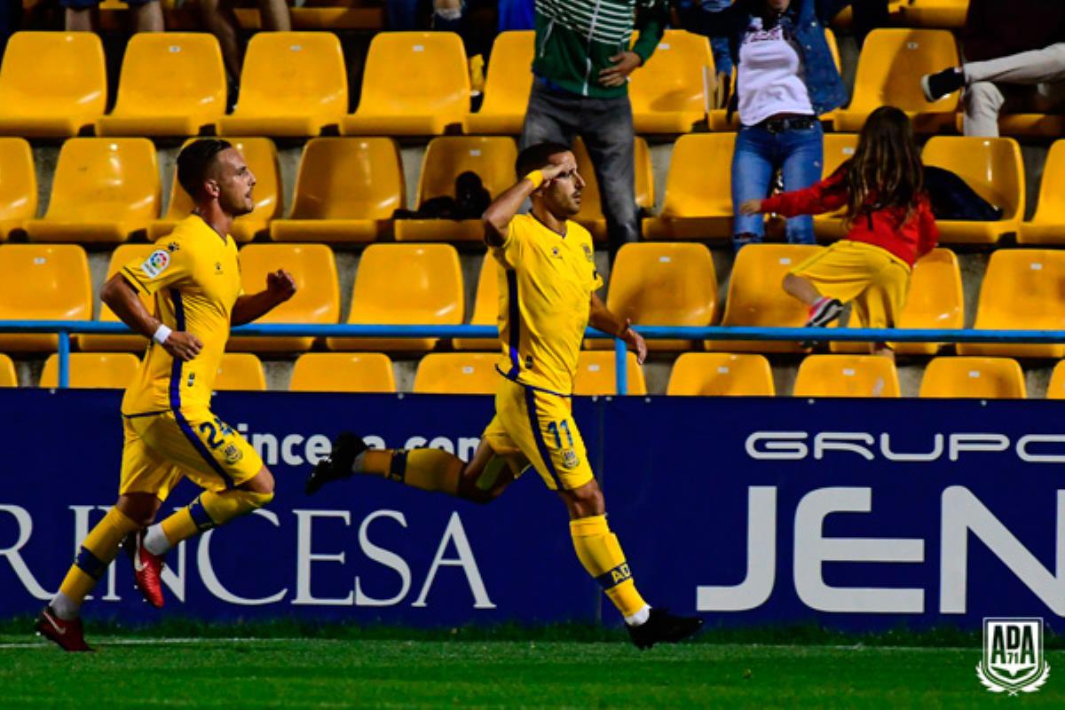 Victoria por 3 a 0 ante un conjunto gaditano que se quedó con 8 hombres