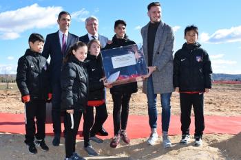 En el acto han estado presentes el alcalde, Javier Rodríguez Palacios, y el presidente del Atlético de Madrid, Enrique Cerezo