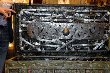 Se trata de una pieza de metal policromada de indudable valor histórico y artístico