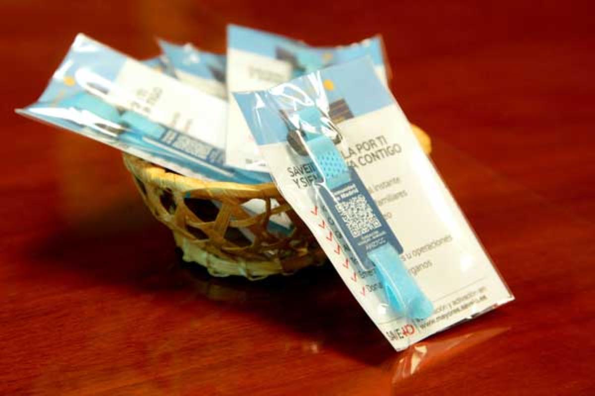 Una veintena de pulseras QR han sido distribuidas entre enfermos y asociaciones que lo soliciten a través de los servicios sociales del Ayuntamiento