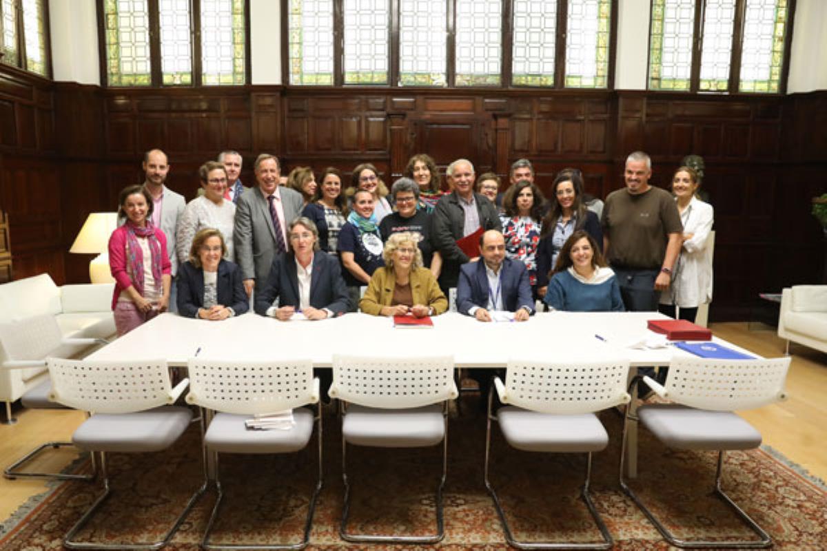 La alcaldesa de Madrid, Manuela Carmena, ha firmado un protocolo con los sindicatos municipales