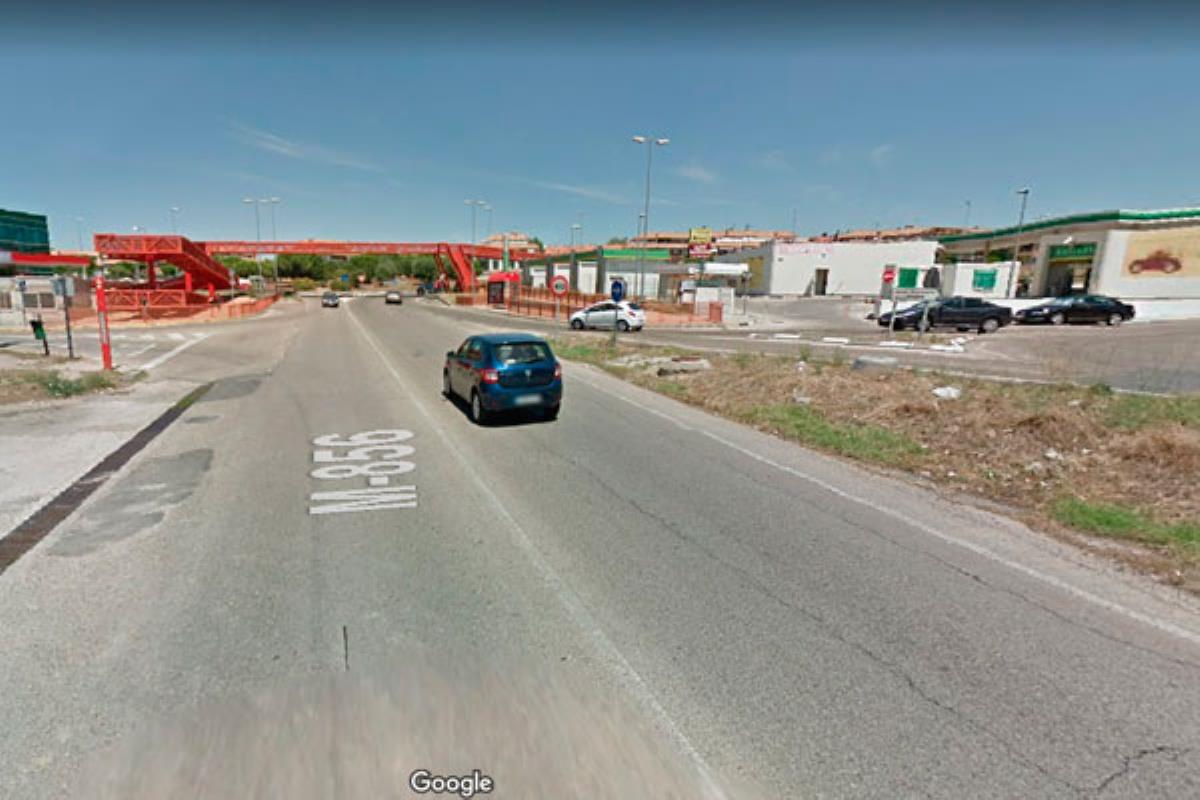 La M-856 ha sido cortada tras el desbordamiento de un arroyo cercano