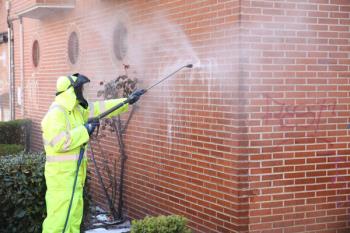 Los vecinos disponen desde el año 2008 con un servicio gratis de eliminación de pintadas